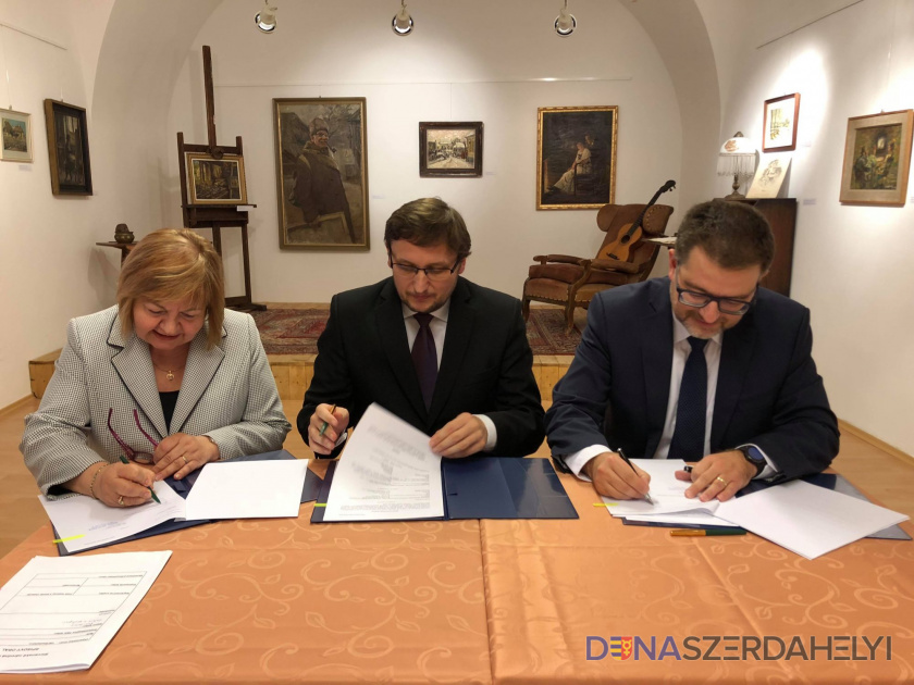 A közös üzemeltetési szerződés aláírásakor balról Jarábik Gabriella, a Szlovákiai Magyar Kultúra Múzeumának igazgatója, Köteles Szabolcs, a Csemadok Kassai Városi Választmányának elnöke és Branislav Panis, a Szlovák Nemzeti Múzeum főigazgatója. Márai emlékház: új kulturális intézmény nyílik Kassán