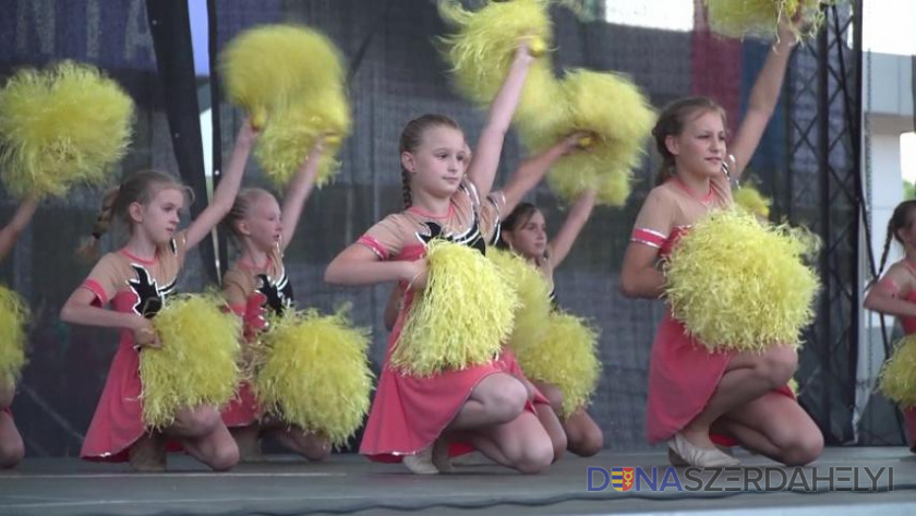 Táncoskedvű fiatalok népesítették be a színpadot Zentán