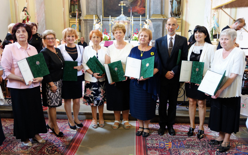 A Szabó Gyula 21 Szakközépiskola kitüntetettjei Dr. Lőrinczi Zoltán államtitkárral és Fekete Irén SzMPSz elnökével, Merva Márta hiányzik a képen Pedagógus Szolgálati Emlékéremmel tüntették ki
