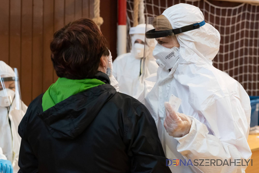 Felmérés: Az országos tesztelés helyett a teljes lezárást pártolja a lakosság