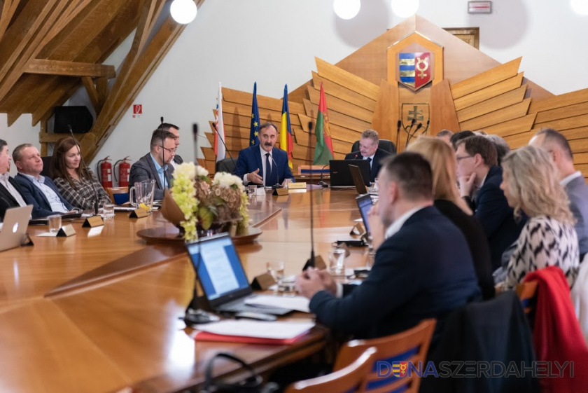 Rózsár Vince felvételei Komolyabb viták nélkül zajlott a testületi ülés