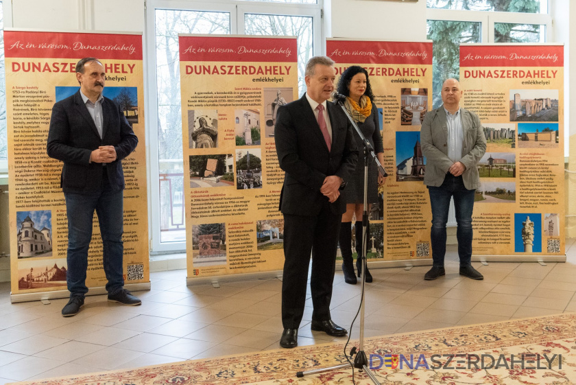 Rózsár Vince felvételei Évszázadok nyomai – a Vámbéry Gimnáziumba érkezett a mobil helytörténeti vándorkiállítás