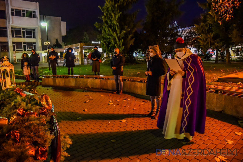 Advent Sikabonyban – megáldották a városi adventi koszorút