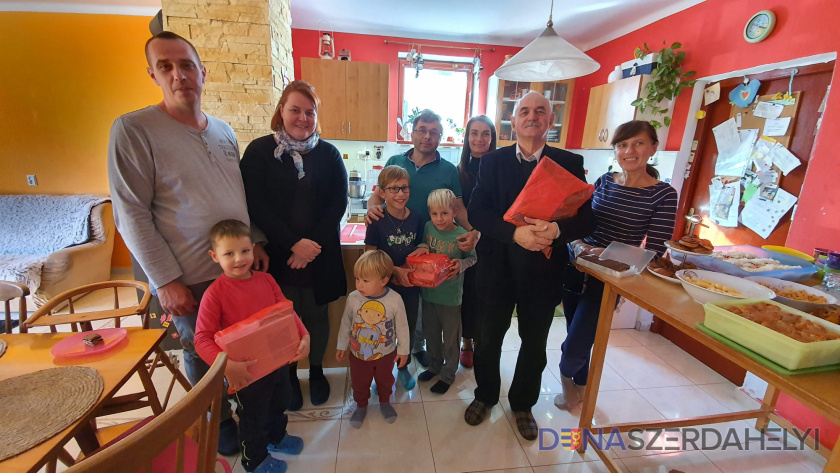 Magyar családok kaptak ajándékkönyveket  
