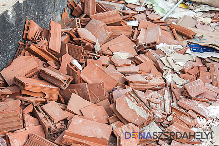 Szeptembertől 500 kilogramm alatt elszállítják az építési törmeléket a háztartásoktól