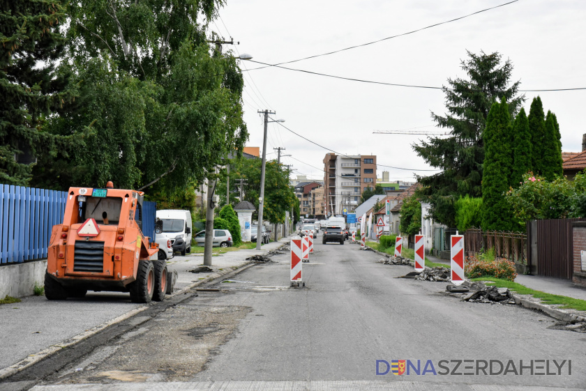 Karcsai út: az időjárás függvényében várhatóan még két hétig tart a rekonstrukció