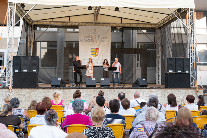 Csütörtökön a Four Art Singers adott koncertet - videóval