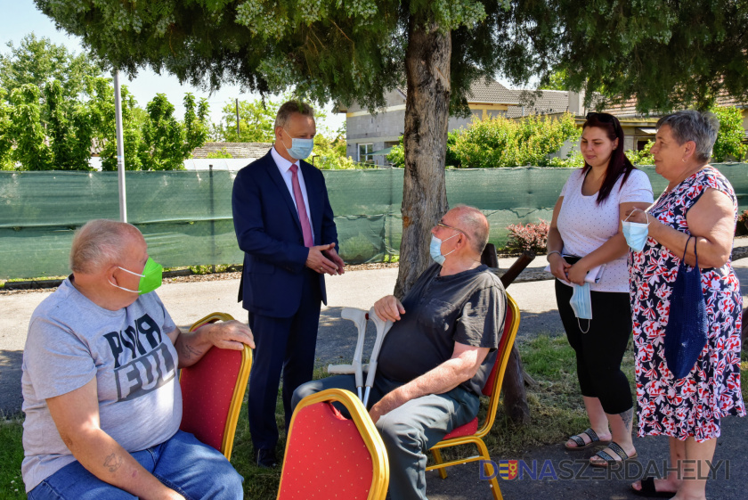 A mobiloltóponton, illetve otthonukban kapták meg többen ma az oltást Dunaszerdahelyen