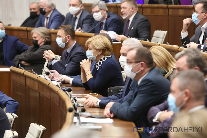 Kedden hagyhatja jóvá a parlament a veszélyhelyzet meghosszabbítását