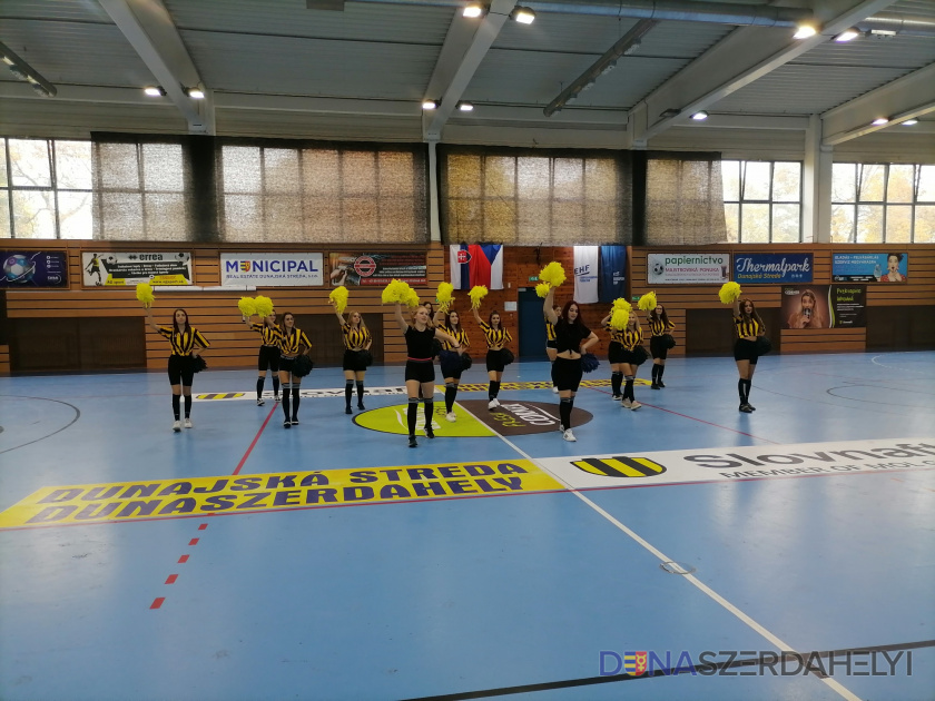 Focikupa a Szakközépiskolában – pom-pom lányok kíséretében
