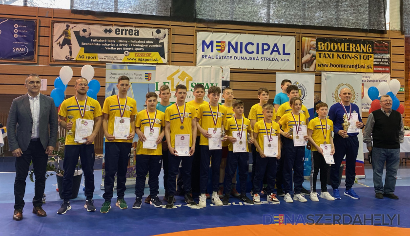 Nyolc érem és első hely csapatversenyben a serdülő U15 szabadfogású birkózó szlovák bajnokságon