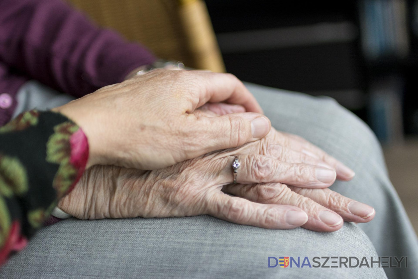 A nyugdíjasok egyesülete szemére veti a kormánynak, hogy koldusbotra juttatja az idős embereket