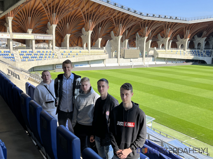  A dunaszerdahelyi Középfokú Sportiskola diákjai az Aranycsapatról való megemlékezésen