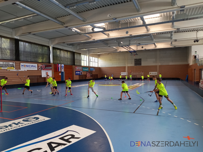 Élvezetes tábort zárt a Rumba floorball klub