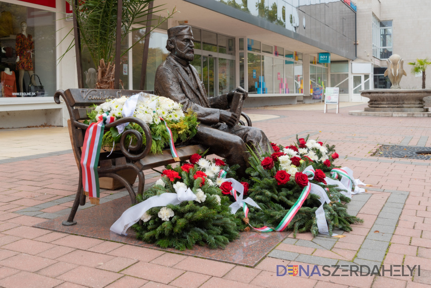 A tisztelet koszorúit helyezték el a jubileumi Vámbéry-konferencia résztvevői