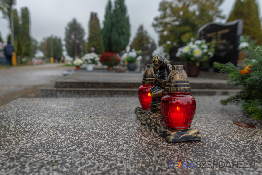 Tovább tartanak nyitva a temetők