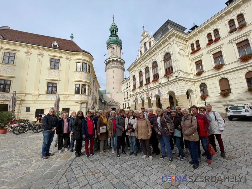 Az Esterházyak és a Széchenyiek nyomában járt a Dunaszerdahelyi Városi Nyugdíjasklub 