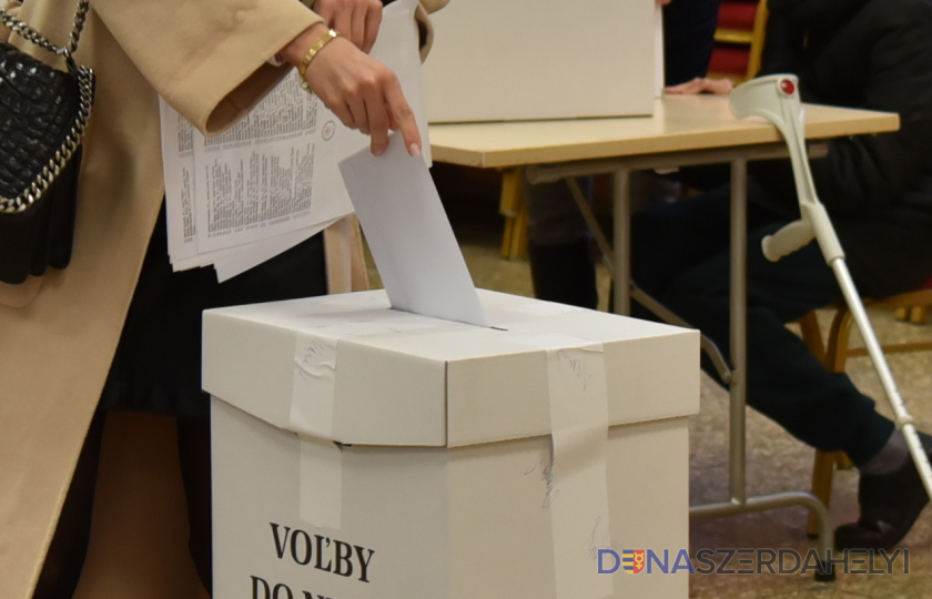 Tilos kivinni a szavazólapokat a szavazóhelyiségből