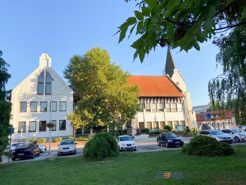 Kora ősz napsütéssel és felhőkkel