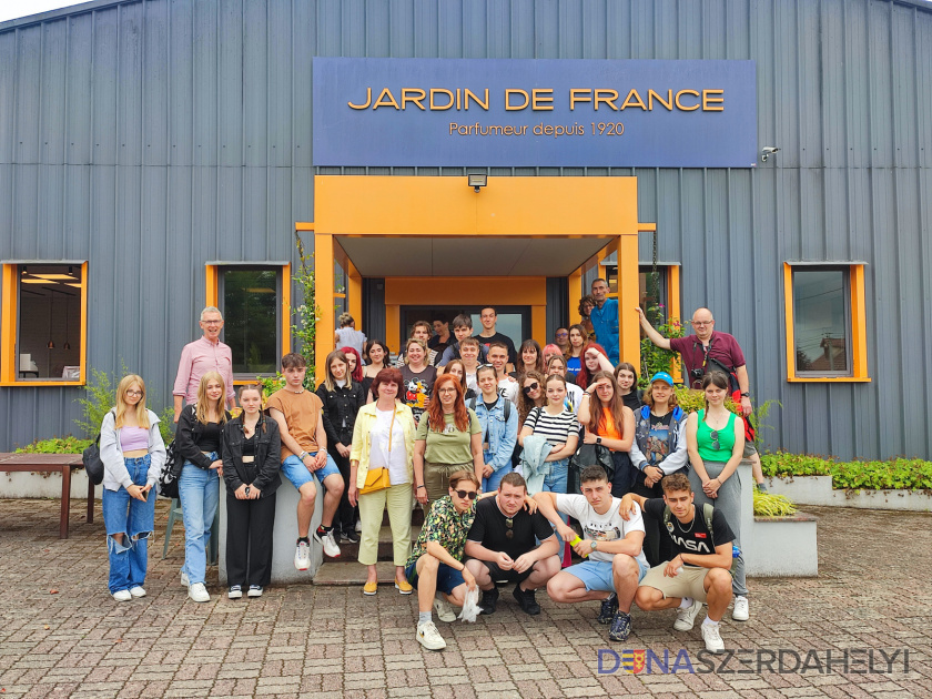 Dunaszerdahelyi Vidékfejlesztési Szakközépiskola és Középfokú Sportiskola Vive la France, avagy Hurrá Franciaország...