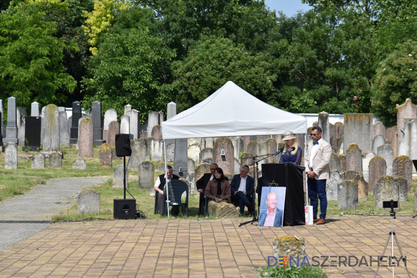 „Azért gyűltünk itt össze, hogy megemlékezzünk szeretteinkről” – A holokausztra emlékeztek a dunaszerdahelyi zsidó temetőben