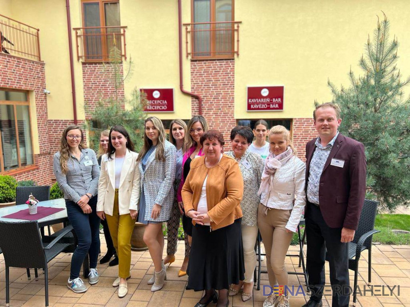Neratovicei téri Magyar Tannyelvű Magán Szakközépiskola ERASMUS+ projektindító tanácskozást tartottak Csicsón