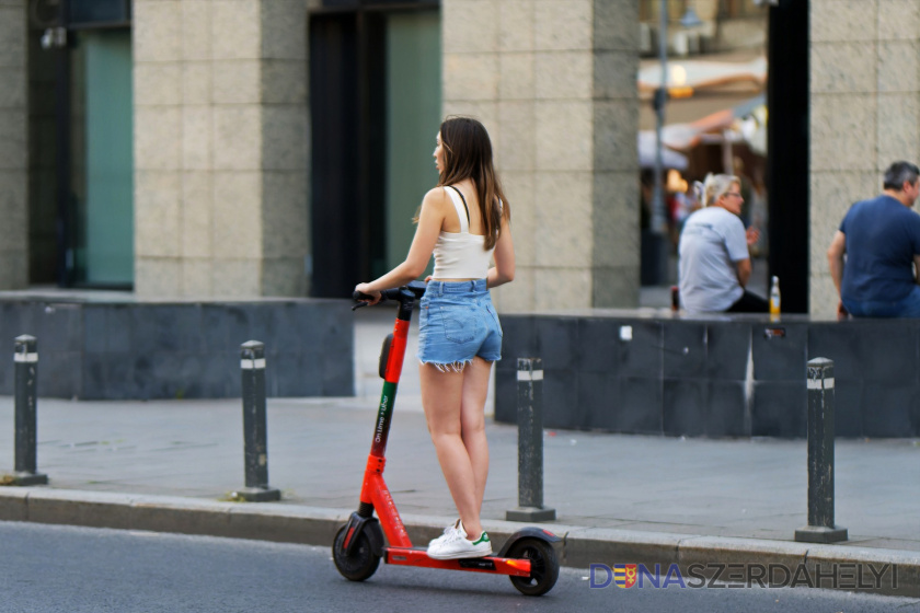 Elektromos rollerrel is csak szabályosan!