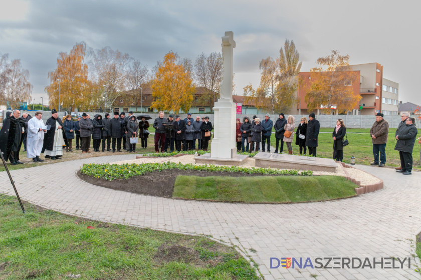 Megáldották a sikabonyi temetőben a felújított keresztet