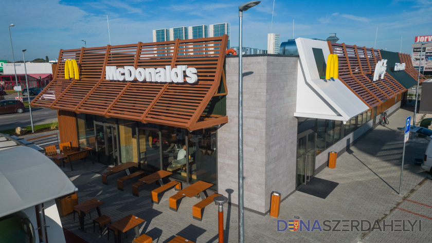 Az új dunaszerdahelyi McDonald&#039;s modern dizájnnal, parkolás és átvétel szolgáltatással és elektromos töltőállomással büszkélkedhet