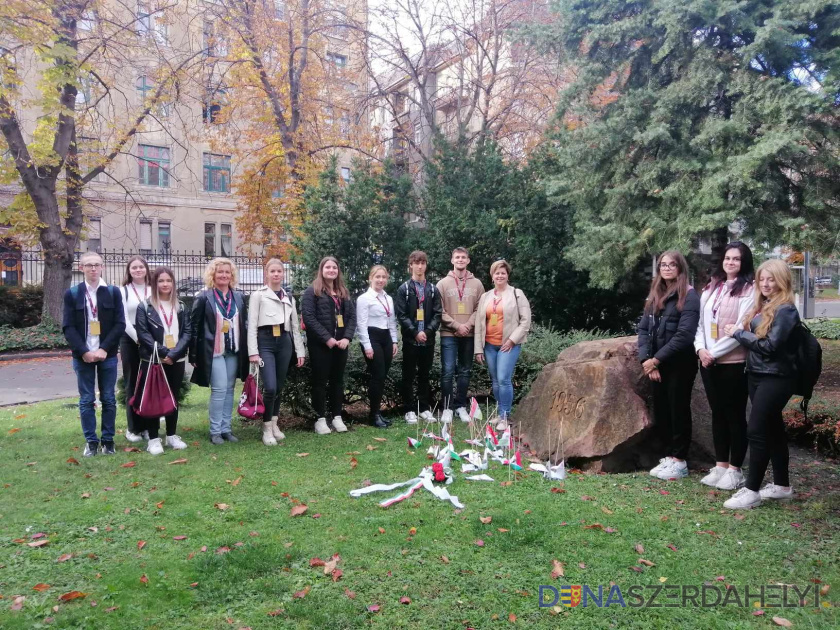 Budapesten emlékeztek 1956 hőseire a dunaszerdahelyi diákok