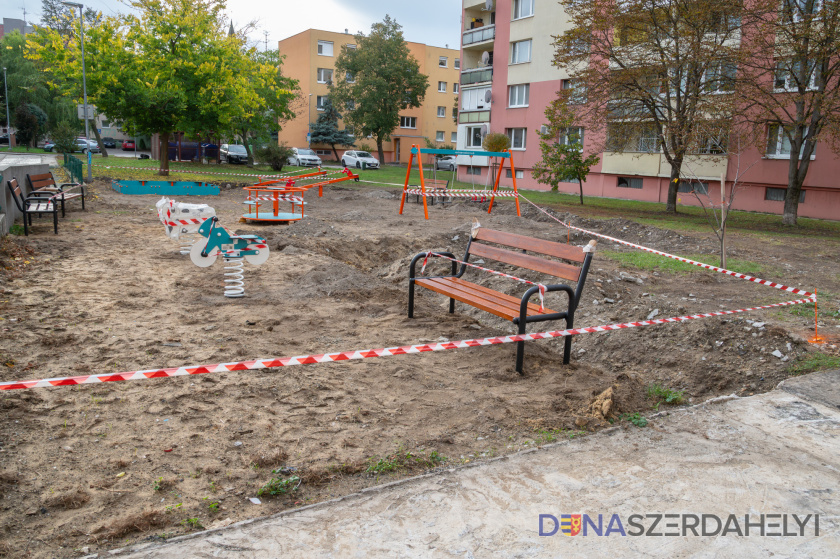 Hamarosan birtokba vehetik a gyerekek a Városháza téri új játszóteret