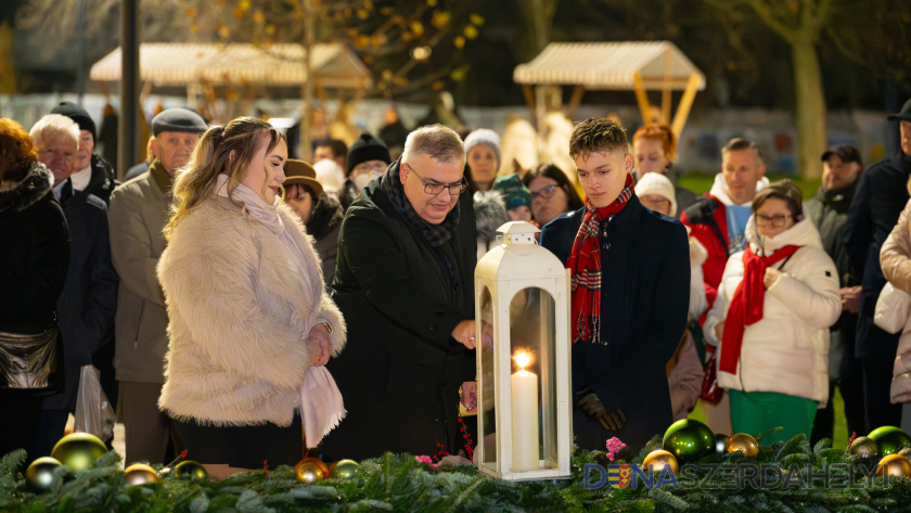 Felgyulladt a hit gyertyája városunk adventi koszorúján