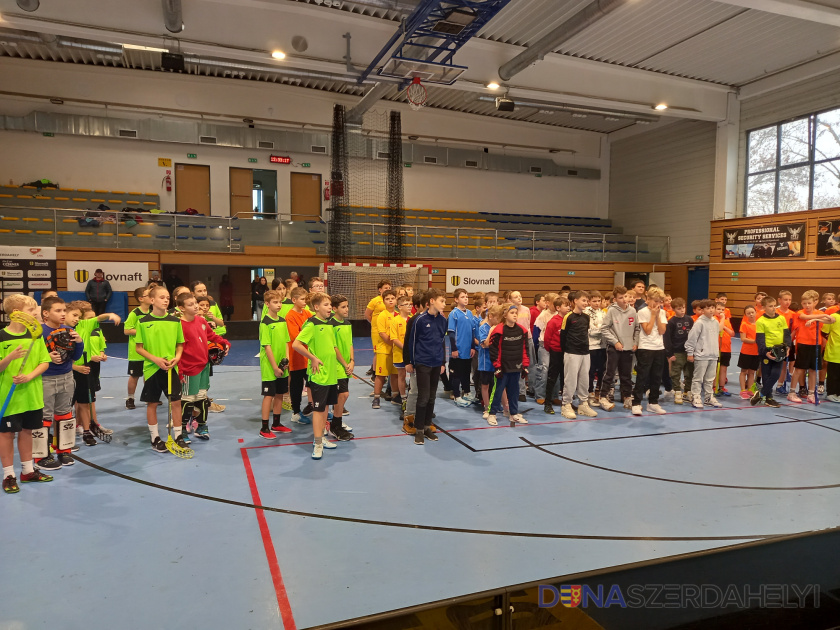 A legifjabb alapiskolások mérték össze erejüket floorballban