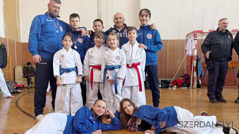 IPPON Karate Klub: Két tucatnál több érem Aranyosmarótról