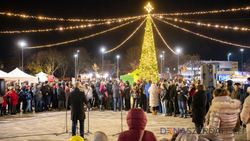 Rózsár Vince felvételei Megnyílt a dunaszerdahelyi karácsonyi vásár