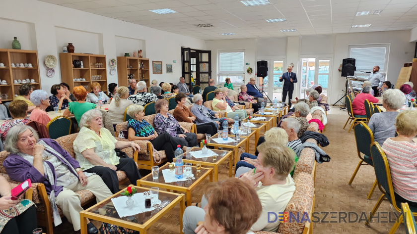 Nyár végi találkozó a nyugdíjasklubban