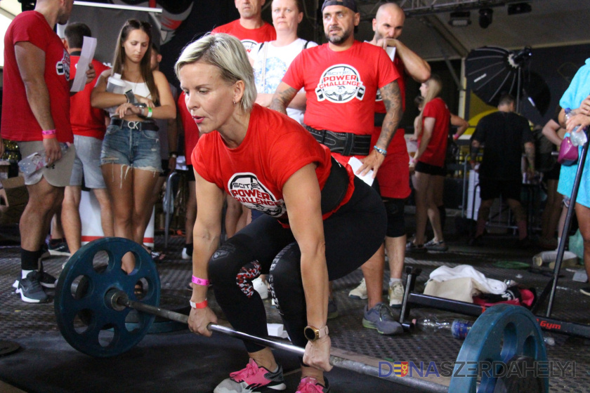 Nagy Tímea a súlyokkal (Takács Adrián felvételei) A CornIsland CrossGym tarolt a Scitec PowerChallenge 2025-ön – Dunaszerdahelyi erő és kitartás a Balaton partján