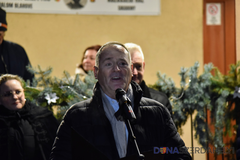 Nagy Attila felvételei Adventi fények gyúltak Sikabonyban – közösséget erősítő ünnep a Sikabonyi Gálffy Ignác Közösségi Ház udvarán