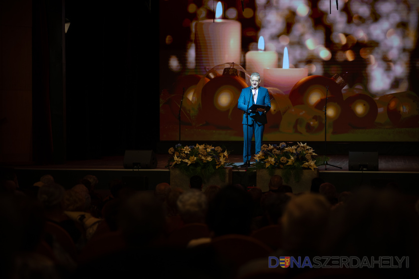 A karácsony nem csupán az ajándékokról szól, hanem a lelki feltöltődésről is. (Rózsár Vince felvételei) A 75 év felettieket köszöntötték