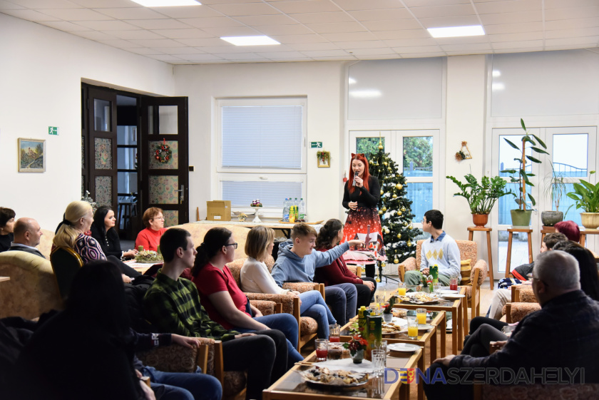 Nagy Attila felvételei Családias karácsonyváró ünnepség a mentálisan sérült fiatalokkal a városi nyugdíjasotthonban