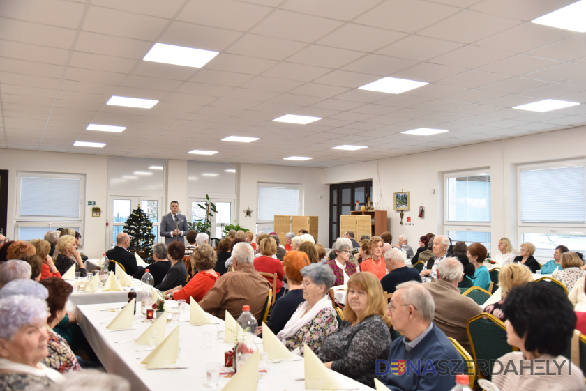 Nagy Attila felvételei Adventi találkozó a városi nyugdíjasklubban – a közösség, a hála és a várakozás jegyében
