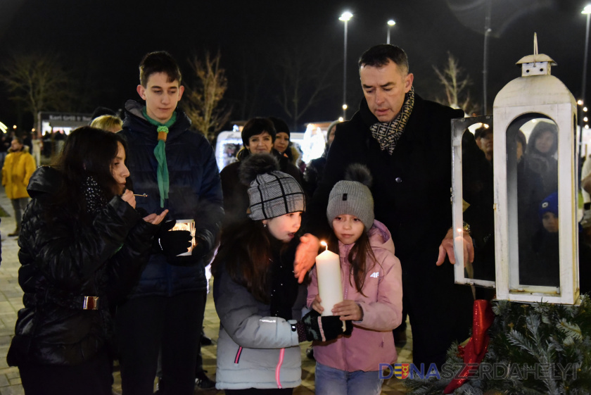Az öröm gyertyája gyúlt ki Dunaszerdahely adventi koszorúján