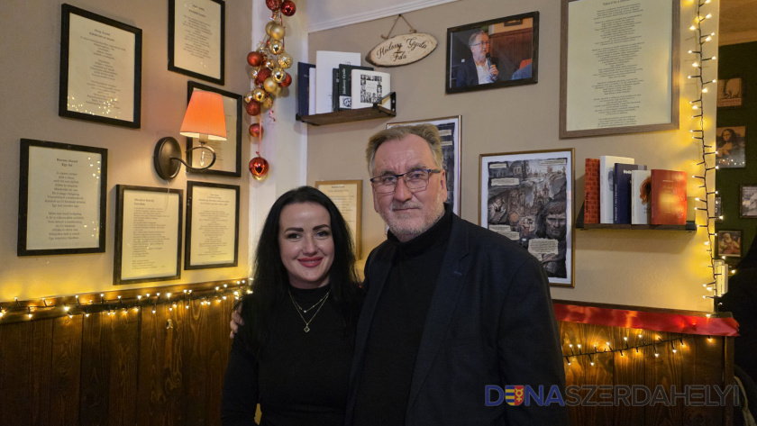 Nagy Attila felvételei Verssel a mindennapokban – felavatták Hodossy Gyula versfalát Dunaszerdahelyen, a Nosztalgia Pubban