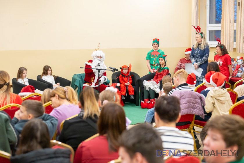 A csengettyűszóra belépő Mikulást persze nagy örömmel fogadták (Rózsár Vince felvételei) Sikabonyba is örömmel érkezett a Mikulás