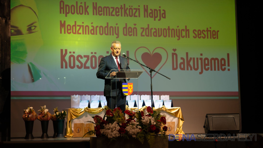 Rózsár Vince felvételei Gálaesten köszöntötték az egészségügyi nővéreket és ápolókat