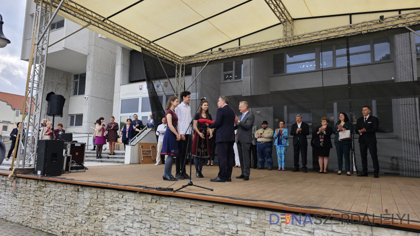 A város kulscait veszik át tavaly a seregszemle résztvevői (Nagy Attila felvétele) Jövő héten Duna Menti Tavasz!