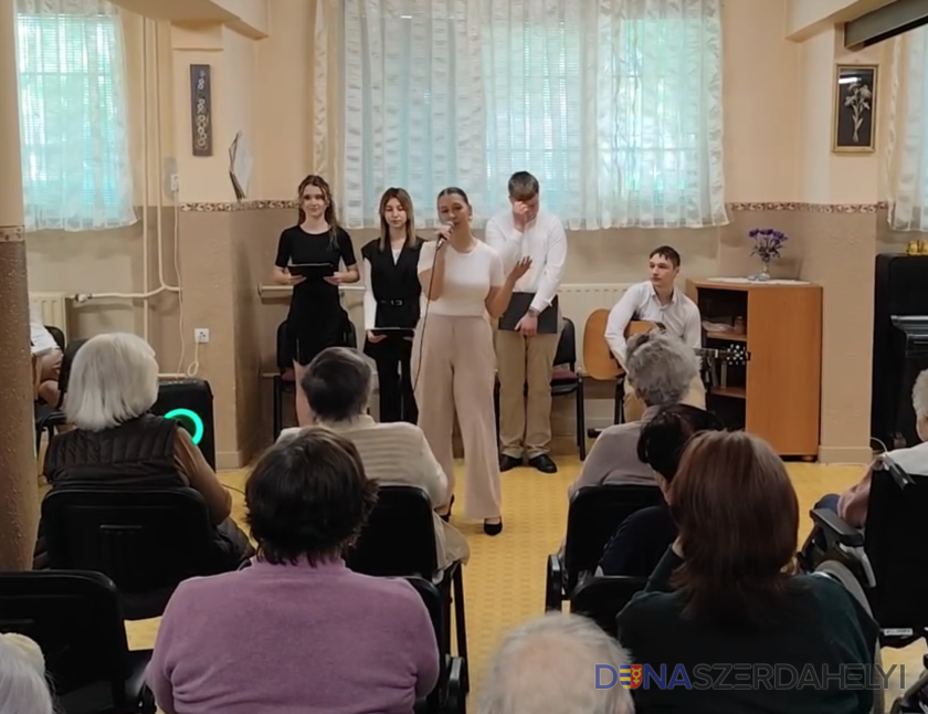 Anyák napi műsor a szépkorúaknak