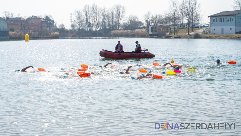 Napsütéses téli úszás a Thermalparkban