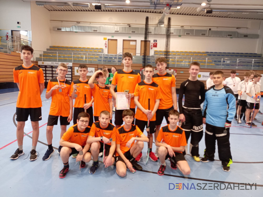Vámbéry Ármin Alapiskola Somorjai győzelem, a Vámbéry második lett a fiúk járási floorball döntőjén