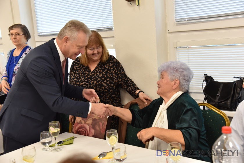 Nagy Attila felvételei „Az Önök munkájára épít a város” – szépkorúakat köszöntöttek a nyugdíjasklubban